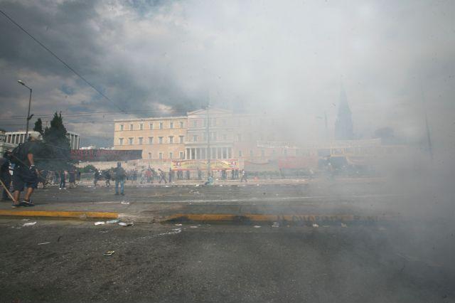 Κίνδυνο εκτροπών του πολιτεύματος από τα επεισόδια στο Σύνταγμα διαβλέπουν οι δικηγόροι