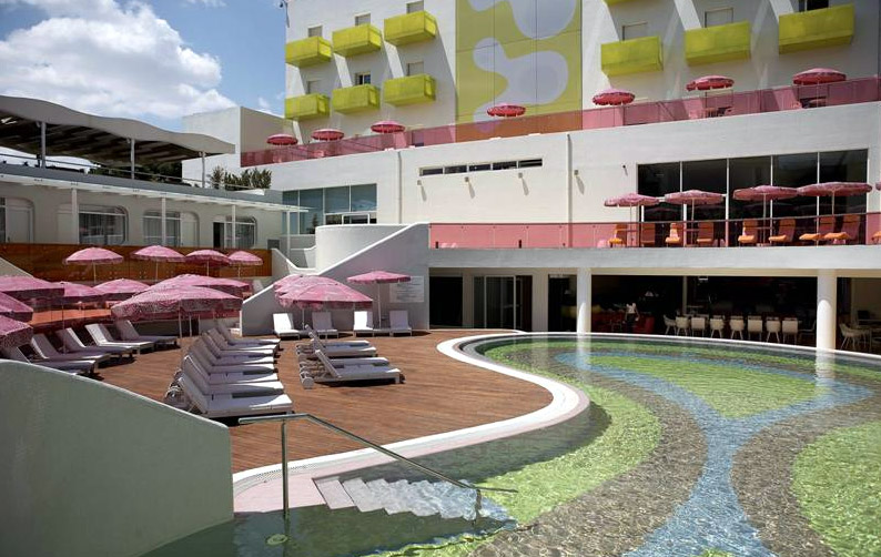 Καθημερινές στιγμές δροσιάς στην πισίνα του Semiramis