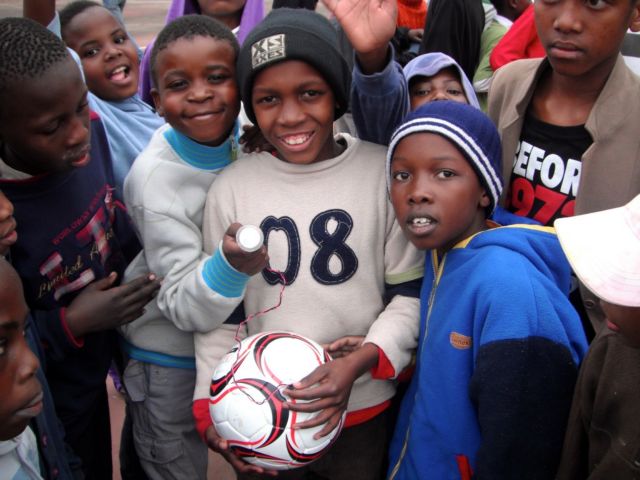 Μια μπάλα που χαρίζει φως στα παιδιά και στα σπίτια