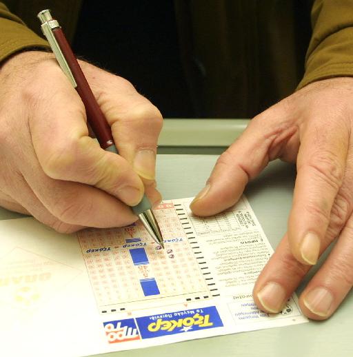 Η οικονομική κρίση οδηγεί τον Έλληνα στο τζόγο, το αλκοόλ και τα ψυχοφάρμακα