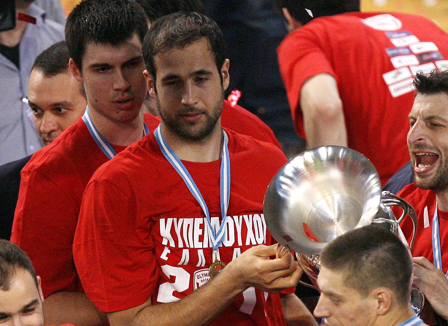 «Ερυθρόλευκος» για ακόμη έναν χρόνο ο Γλυνιαδάκης