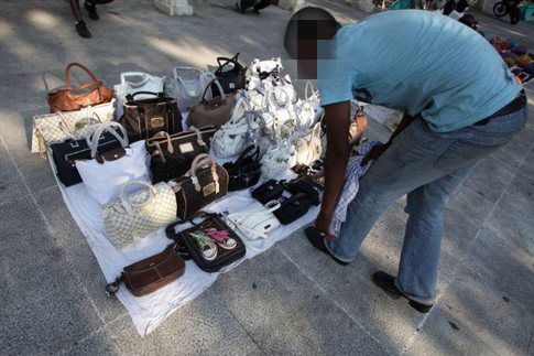 Σε εφαρμογή το μέτρο της καταστροφής των προϊόντων παραεμπορίου με σπρέι