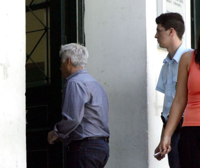 Παραδόθηκε ο Παπακώστας και αφέθηκε ελεύθερος με εγγύηση 15.000 ευρώ