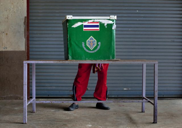 Νίκη με... «κόκκινο πουκάμισο» της αντιπολίτευσης στην Ταϊλάνδη