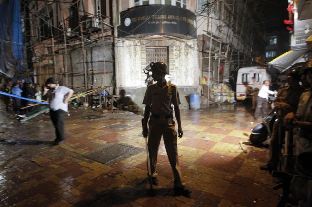 Φονικές εκρήξεις συγκλόνισαν το επιχειρηματικό κέντρο της Βομβάης