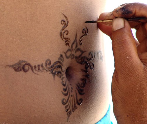 Όχι στα τατουάζ από μαύρη χέννα, συμβουλεύει το ΚΕ.Π.ΚΑ.