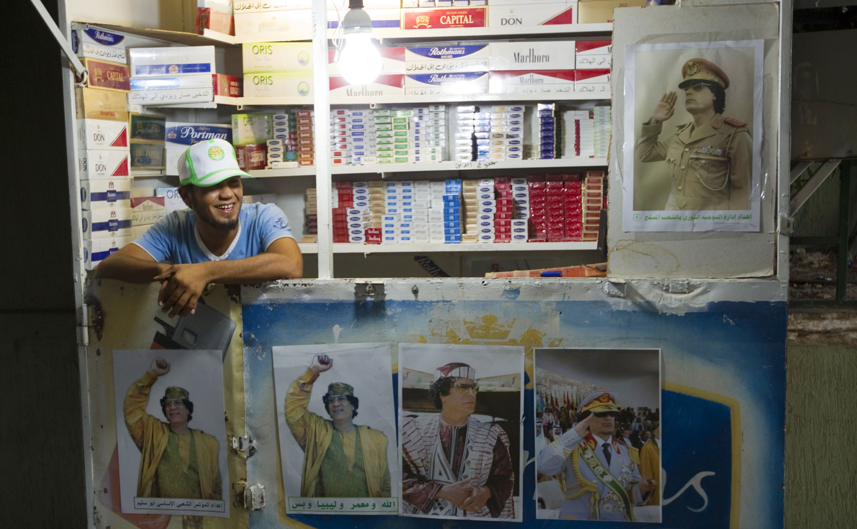 Αεροπορικές επιδρομές του ΝΑΤΟ στη Λιβύη με στόχο τα δορυφορικά «πιάτα» του Καντάφι