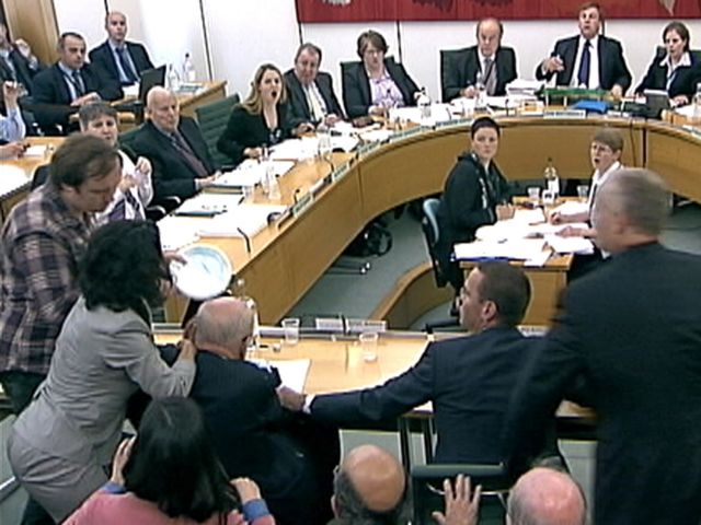 Συγγνώμη ζήτησε ο Μέρντοχ, αποποιούμενος την ευθύνη για το «φιάσκο» των υποκλοπών