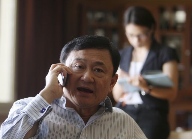 «Την σωστή στιγμή» για να επιστρέψει στην Ταϊλάνδη περιμένει ο ανατραπείς Σιναουάτρα