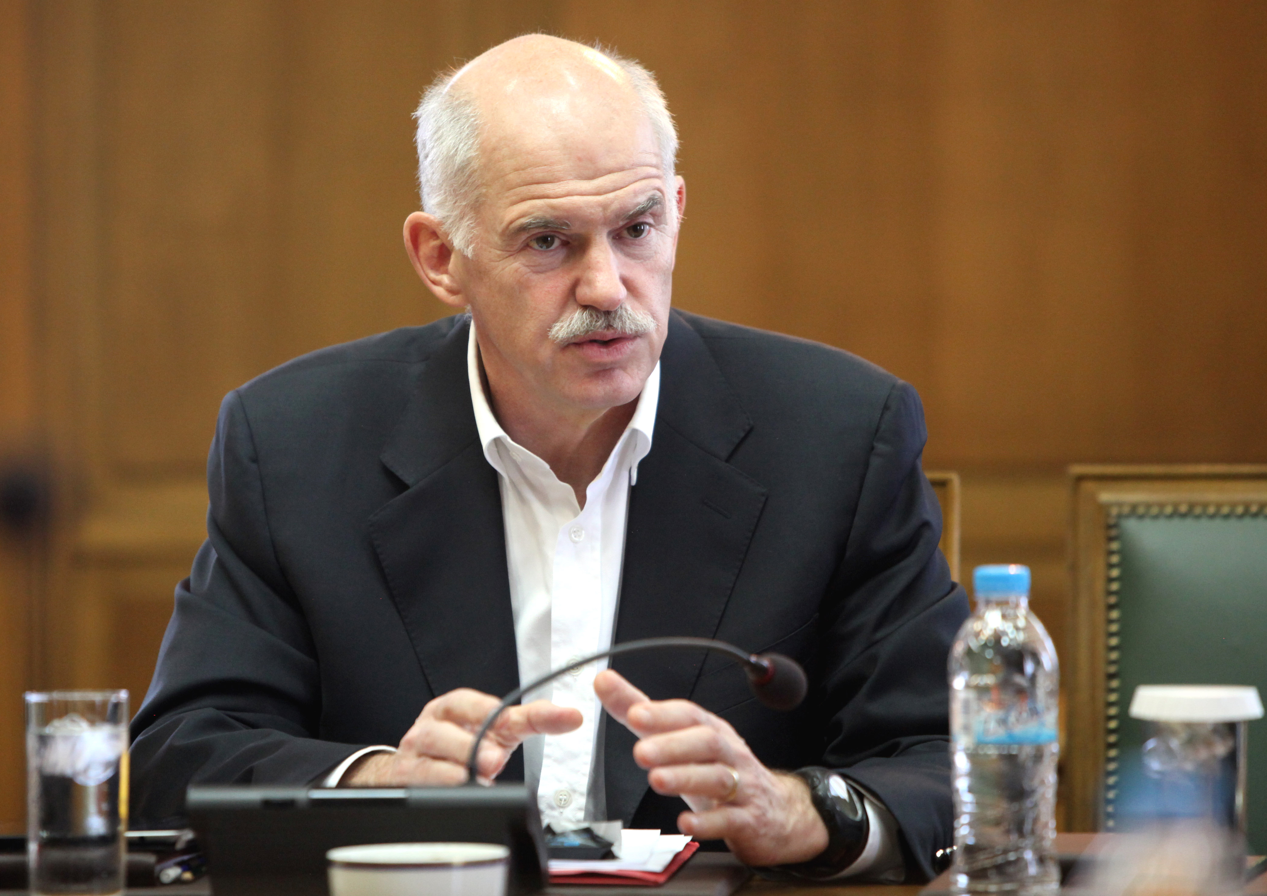 Επίθεση «σε όσους παίζουν με τις λέξεις» εξαπέλυσε από το Υπουργικό ο Γ.Παπανδρέου