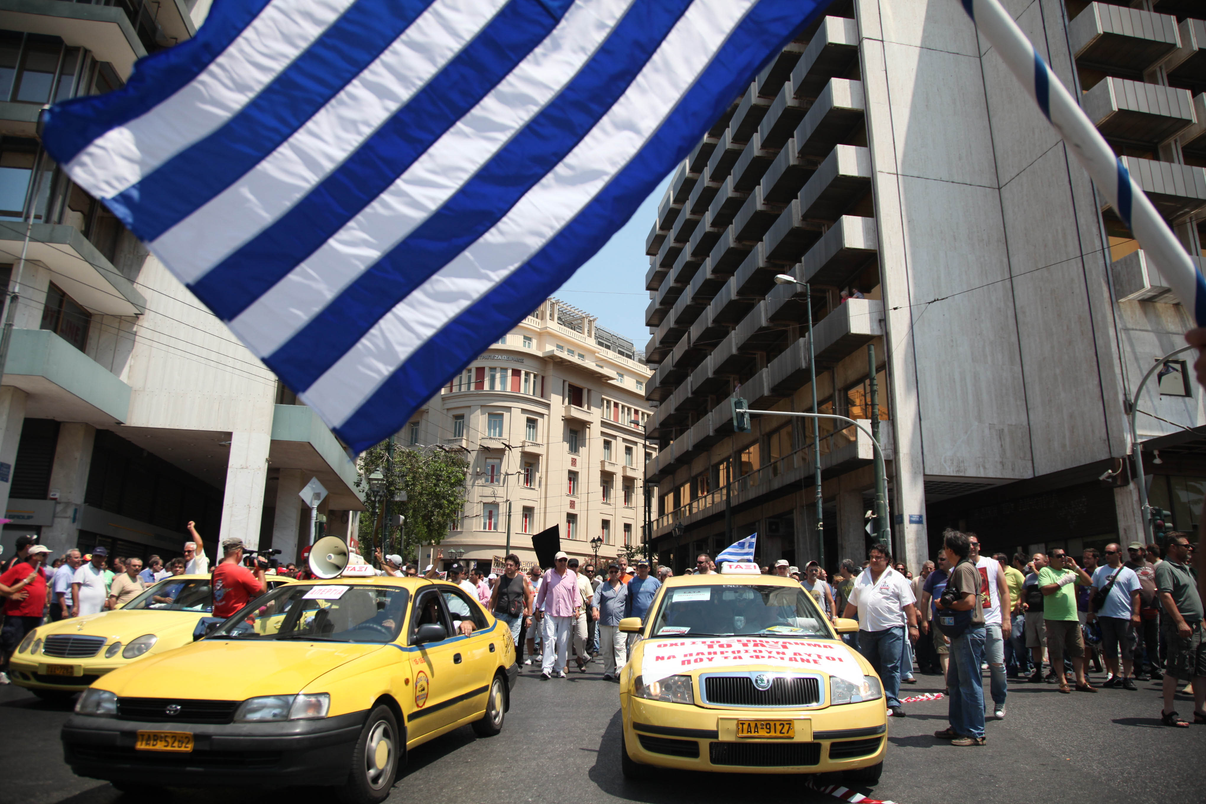 Συγκεντρωμένοι στο Σύνταγμα πάνω από 8.000 ιδιοκτήτες ταξί από όλη τη χώρα