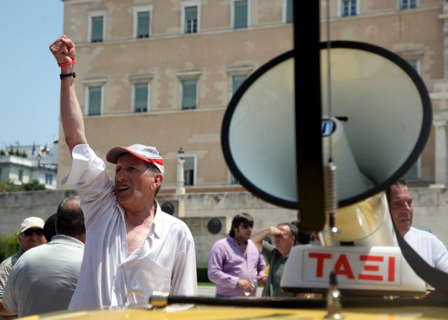 Συγκέντρωση έξω από τη Βουλή προγραμματίζουν την Τρίτη οι ιδιοκτήτες ταξί