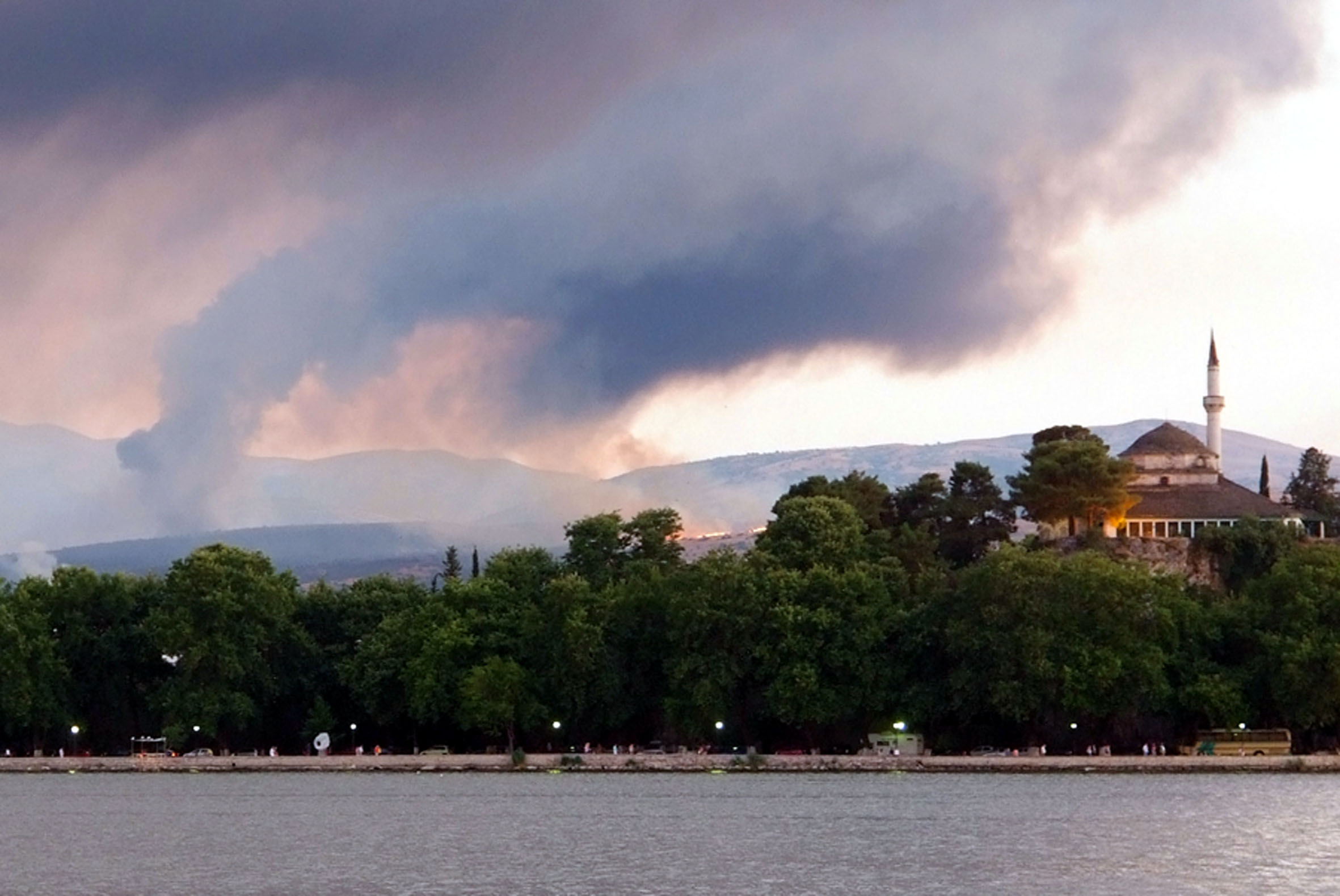 Αναζωπυρώθηκε η φωτιά στην περιοχή των Ιωαννίνων – Υπό έλεγχο το μέτωπο στην Κοζάνη