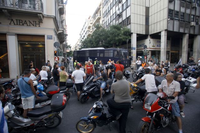 Πορεία διαμαρτυρίας «αγανακτισμένων μοτοσικλετιστών» στο κέντρο της Αθήνας