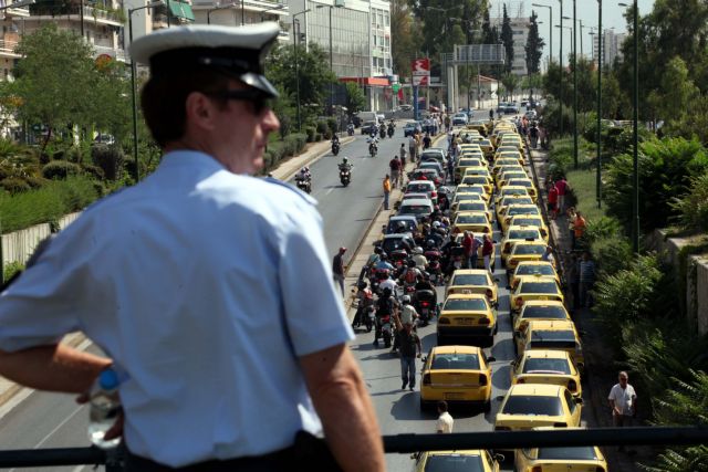 Αποχώρησαν από το υπουργείο οι οδηγοί ταξί – Αναβλήθηκε η συνάντηση με τον Γ.Ραγκούση