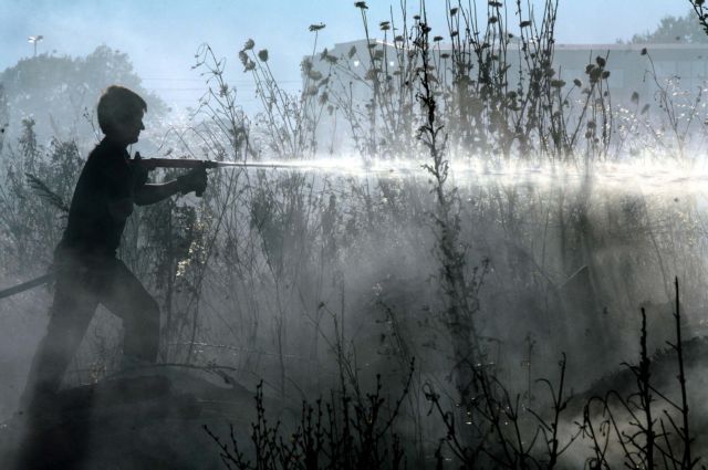 Μάχη με τις φλόγες δίνουν οι δυνάμεις της Πυροσβεστικής σε όλη τη χώρα