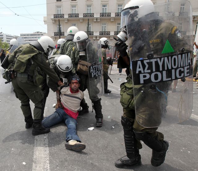 Μήνυση της ΠΟΕΣΥ κατά Παπουτσή και ΕΛ.ΑΣ. για τα βίαια γεγονότα στο Σύνταγμα