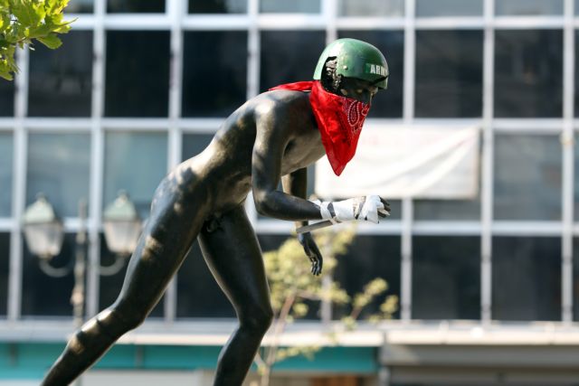 Εγκρίνει τα επεισόδια σε βάρος βουλευτών ένας στους δύο Έλληνες