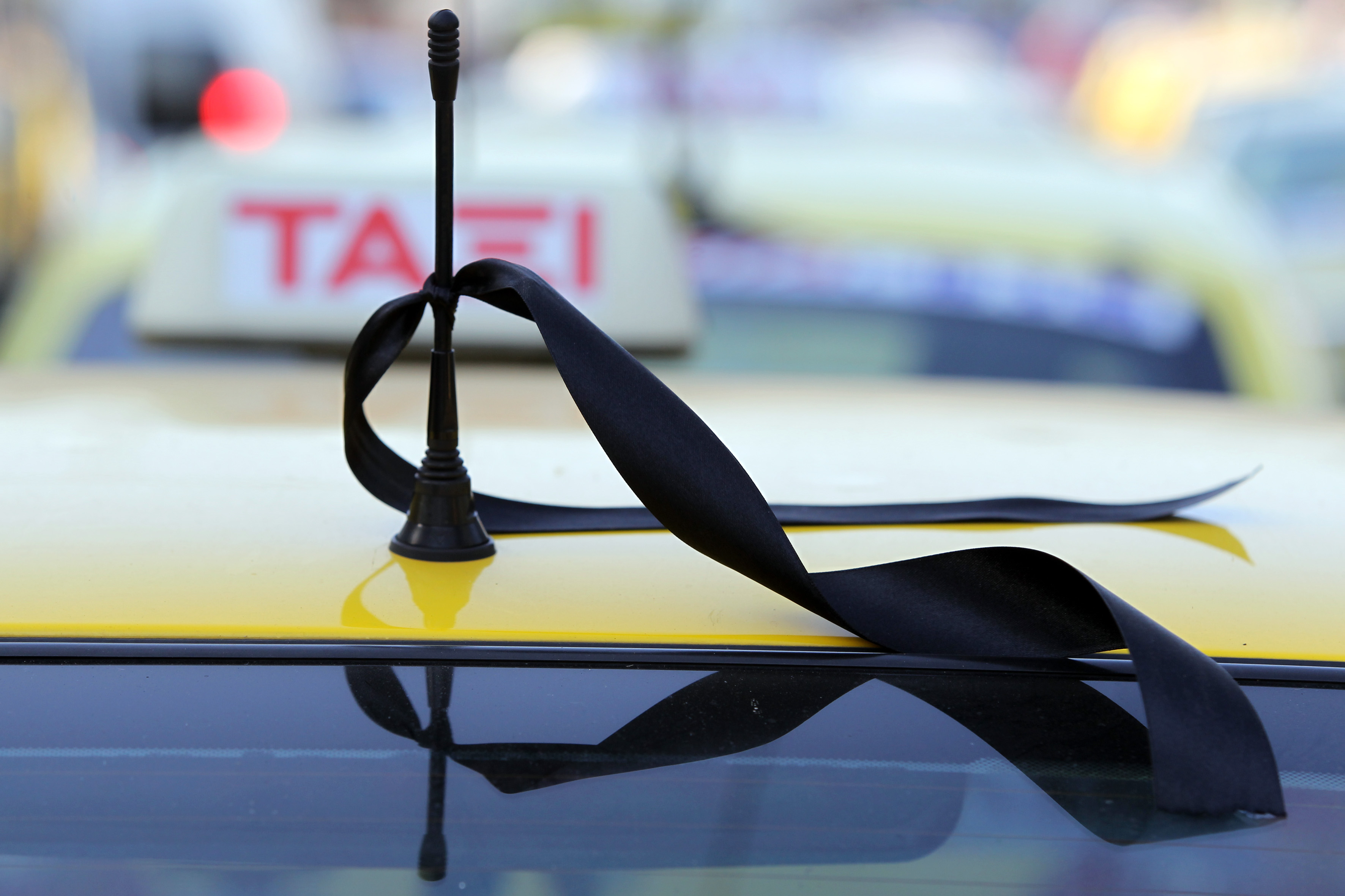 Κυκλοφοριακό έμφραγμα σε Αττική Οδό και λιμάνι Πειραιά από τις κινητοποιήσεις των ιδιοκτητών ταξί