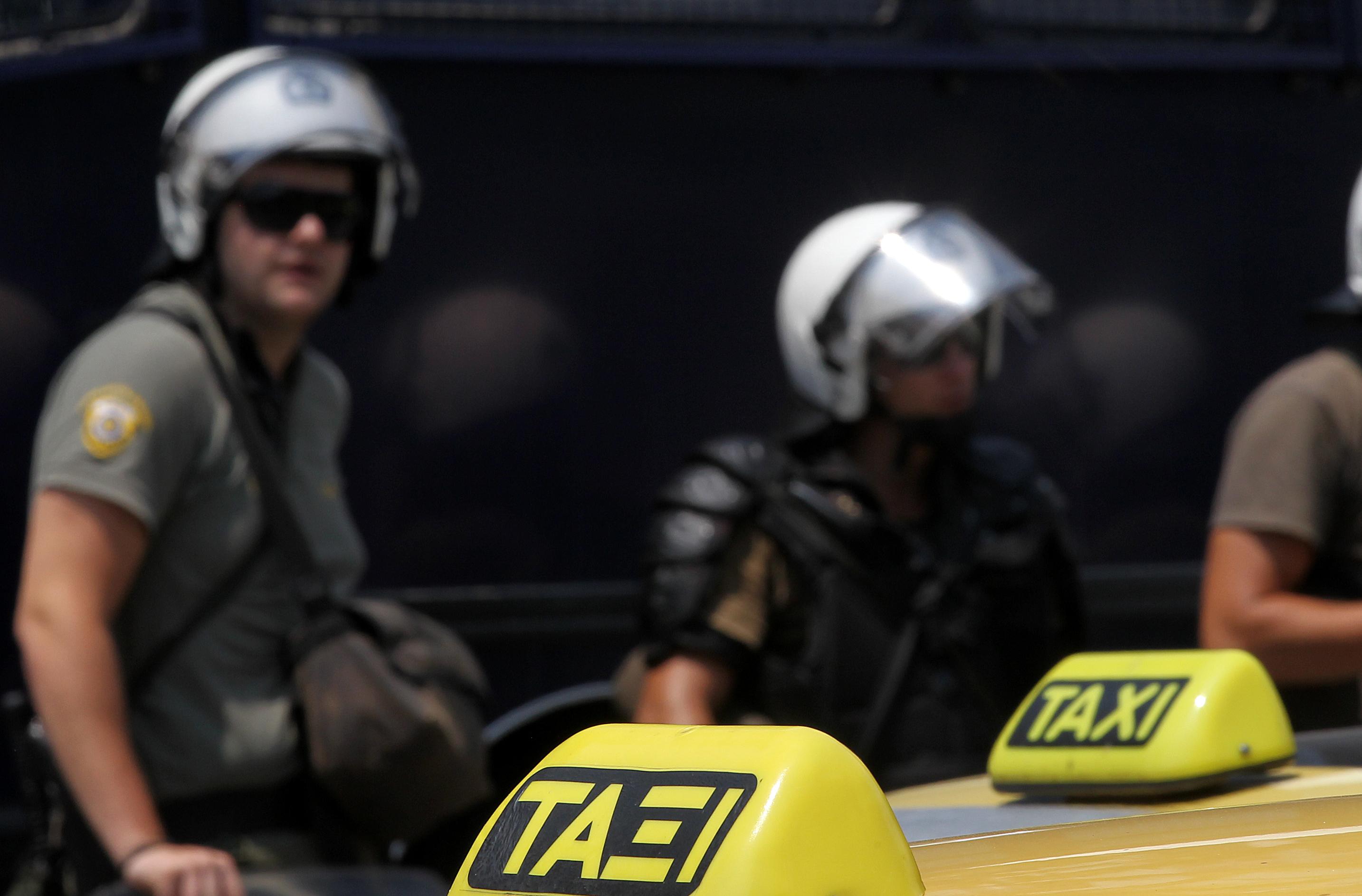 Επεισόδια μεταξύ ιδιοκτητών ταξί και αστυνομικών κοντά στο Ρίο