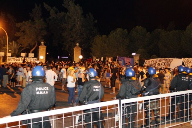 Νέα συγκέντρωση διαμαρτυρίας έξω από το Προεδρικό Μέγαρο της Λευκωσίας