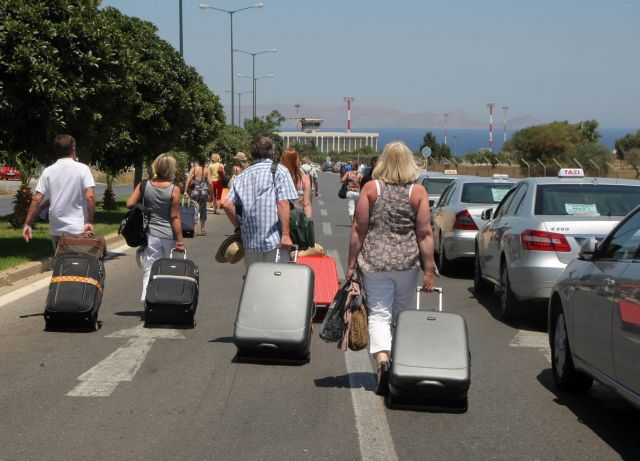 Προσφυγές κατά των ιδιοκτητών ταξί ετοιμάζουν αεροπορικές εταιρείες και ΣΕΤΕ