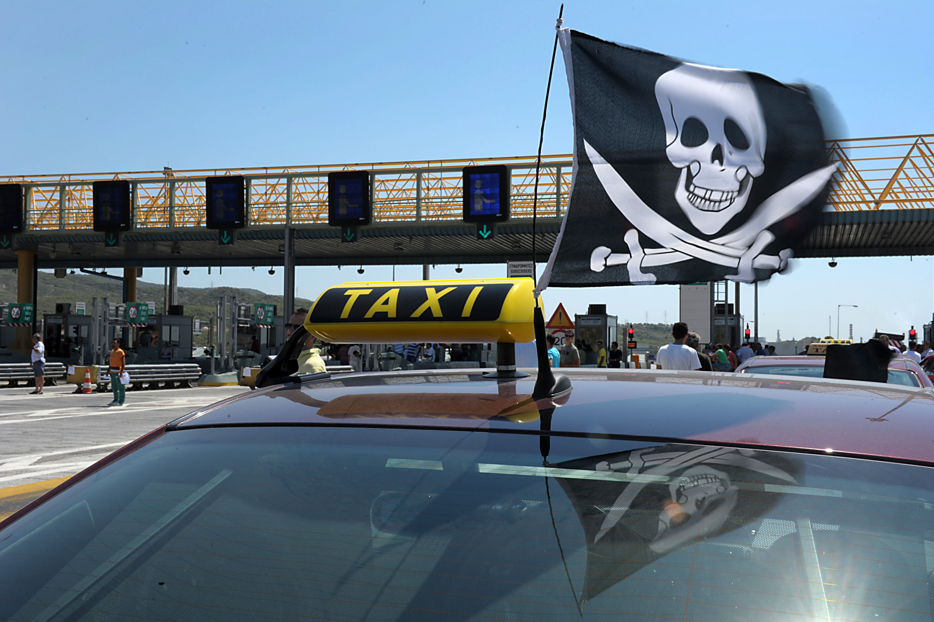 Ανυποχώρητοι οι ιδιοκτήτες ταξί, ενώ η απελευθέρωση προκαλεί αναταράξεις στην κυβέρνηση