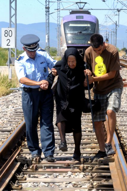 Ακινητοποιημένοι για μία ώρα οι συρμοί του Προαστιακού από κατοίκους των Αγ.Θεοδώρων