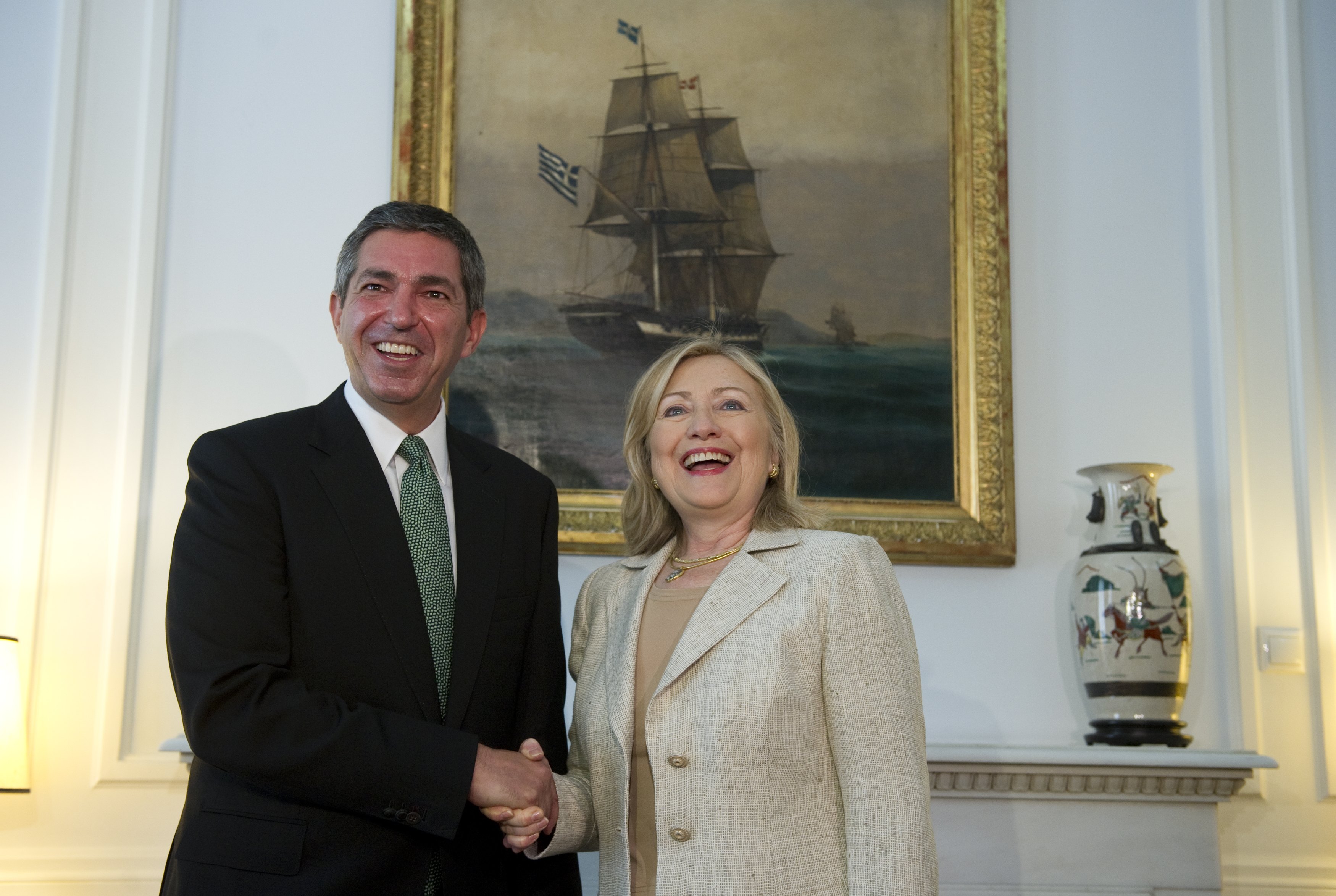 Στηρίζουμε την ελληνική προσπάθεια για έξοδο από την κρίση, λέει η Χ.Κλίντον