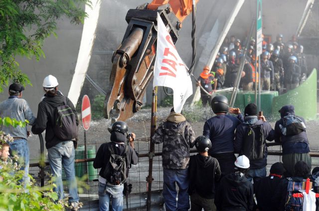 Συγκρούσεις διαδηλωτών και αστυνομίας στο Τορίνο, με 50 τραυματίες