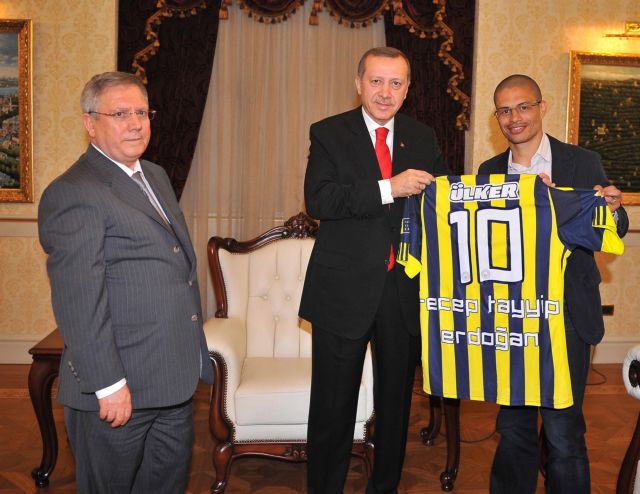 Στο νοσοκομείο φρουρούμενος ο πρόεδρος της «Φενέρ»