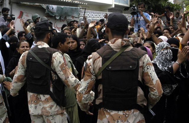 Πακιστανικές δυνάμεις ελέγχουν γειτονιές στο Καράτσι μετά τα βίαια επεισόδια