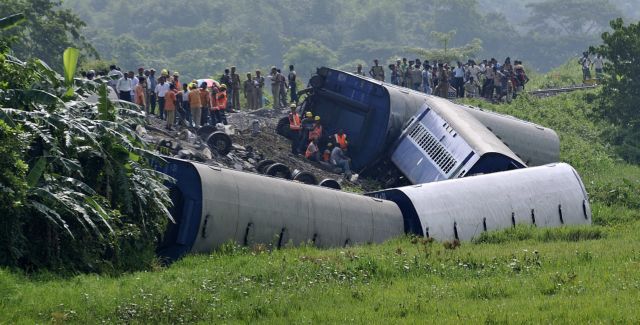 Αυξάνονται οι νεκροί από το σιδηροδρομικό δυστύχημα στη βόρεια Ινδία