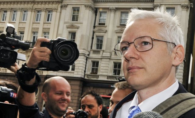 Στο Εφετείο του Λονδίνου ο Ασάνζ, «πολεμώντας» την έκδοση στη Σουηδία