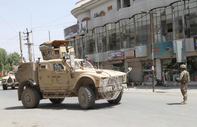 Εν μέσω εκρήξεων και παρουσία χιλιάδων Αφγανών η κηδεία του αδελφού του Καρζάι