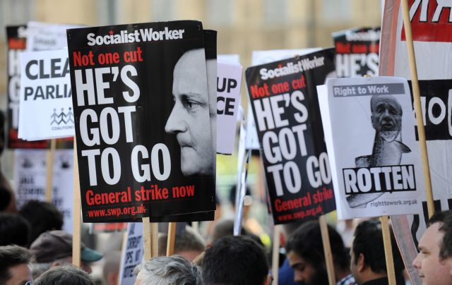 Οι υποκλοπές στοιχειώνουν τον Κάμερον, οι έρευνες στον Τύπο διευρύνονται