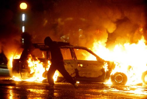 Δεκάδες αστυνομικοί τραυματίστηκαν κατά τη διάρκεια των βίαιων ταραχών στο Μπέλφαστ