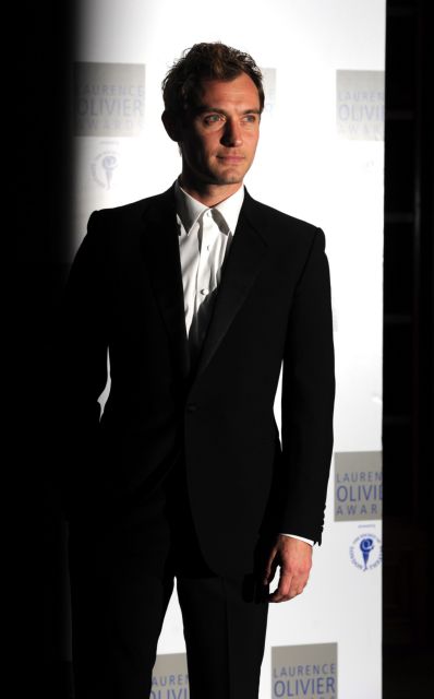 Ο Τζουντ Λο ανοίγει το «χορό» των μηνύσεων στις ταμπλόιντ του Μέρντοχ