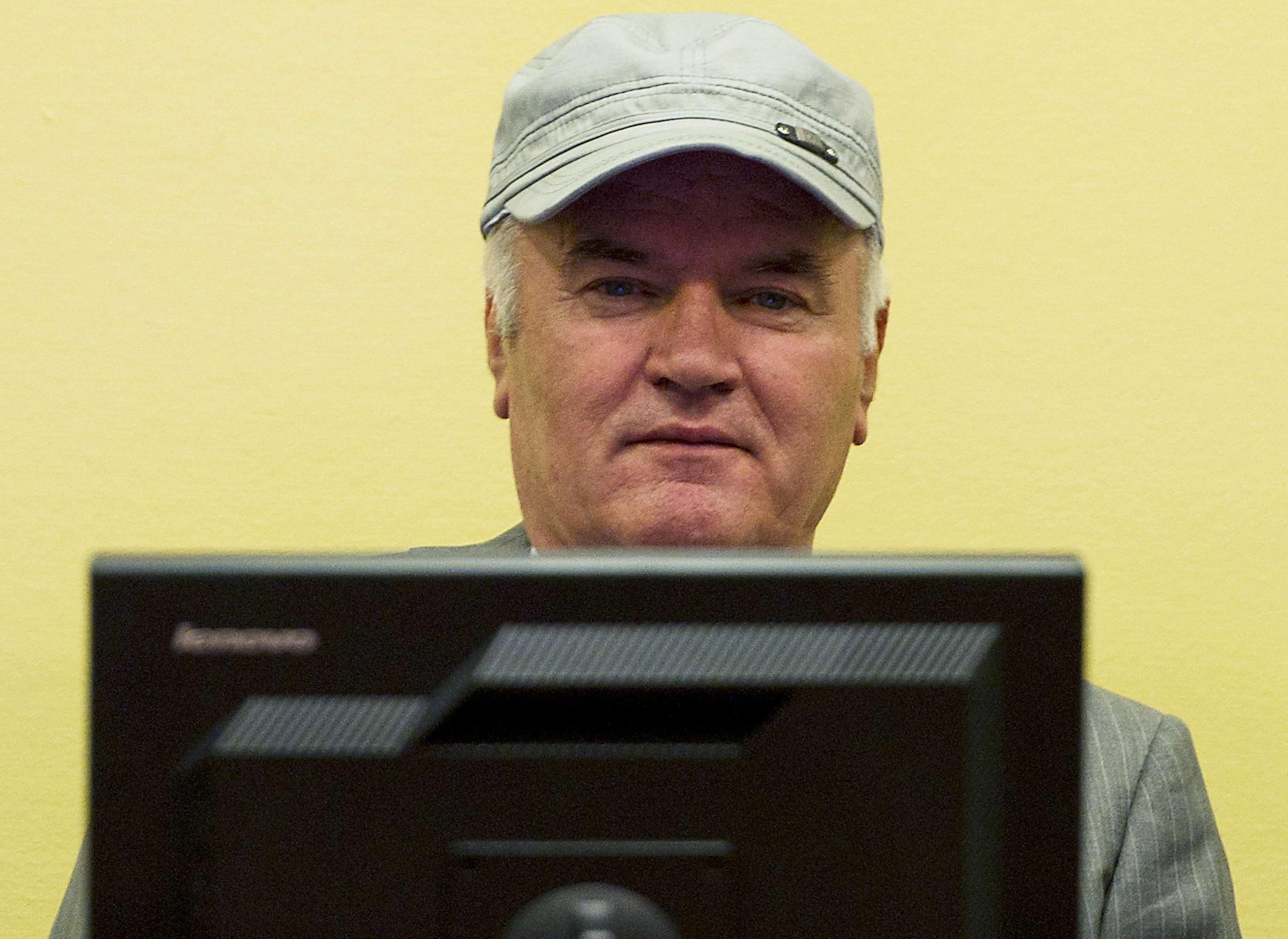 Απομακρύνθηκε ο Μλάντιτς από την αίθουσα του δικαστηρίου της Χάγης