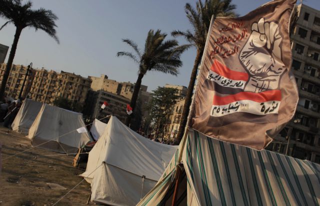 Δίκες και μεταρρυθμίσεις ζητούν οι Αιγύπτιοι στην πλατεία Ταχρίρ