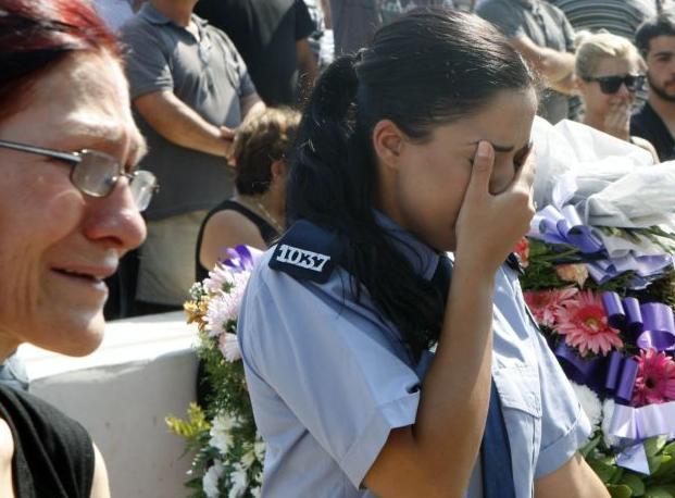 Σε κλίμα οδύνης η κηδεία των 19χρονων διδύμων ναυτών στην Κύπρο