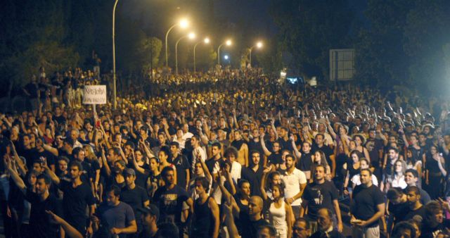 Τρίτη ημέρα συγκέντρωσης διαμαρτυρίας έξω από το Προεδρικό Μέγαρο στη Λευκωσία