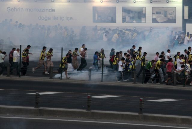 Προφυλακίστηκε ο πρόεδρος της «Φενέρ», επεισόδια από τους οπαδούς της