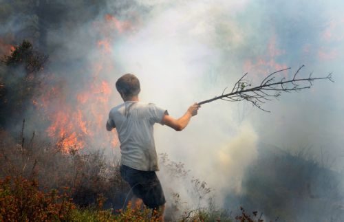 Μαίνεται η μεγάλη πυρκαγιά στην περιοχή του Αγίου Βασιλείου Ρεθύμνου