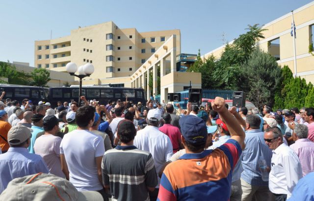 Άκαρπη η συνάντηση αυτοκινητιστών – Ραγκούση, ένταση έξω από το υπουργείο Υποδομών