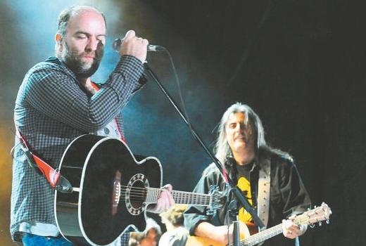 Δυνατό χειροκρότημα στο ΟΑΚΑ στη συναυλία-φόρο τιμής στον Μάνο Ξυδούς