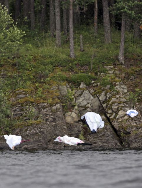 Στον τόπο της τραγωδίας μετέβησαν ο πρωθυπουργός και το βασιλικό ζεύγος της Νορβηγίας