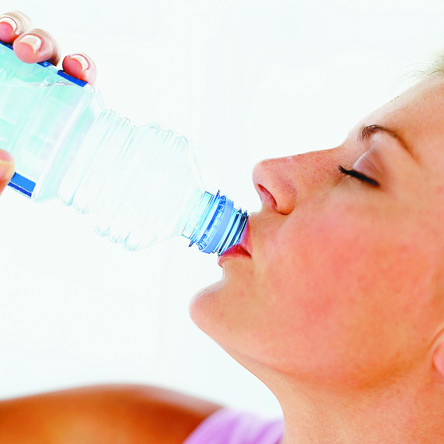 Μόλις το 10% των Ελλήνων γνωρίζει πόσο νερό πρέπει να καταναλώνει καθημερινά