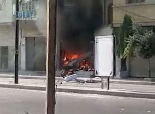 Εκατοντάδες χιλιάδες Σύροι στους δρόμους, διαμαρτυρόμενοι για τις επιχειρήσεις του στρατού