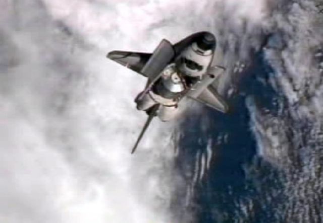 Το Atlantis κάνει μια μανούβρα και συνδέεται στον ISS - Βίντεο